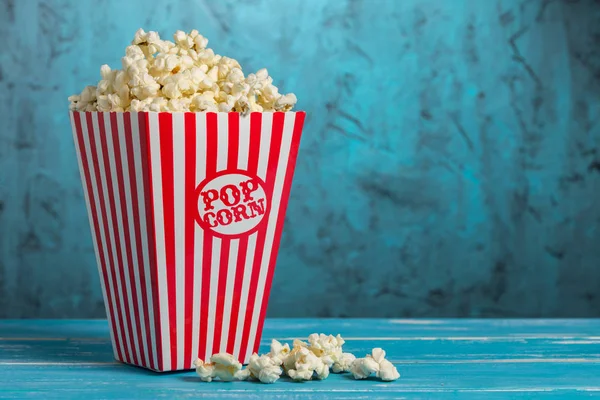 Rode Popcorn Emmer Met Kopieerruimte Blauwe Backgroud Stockfoto