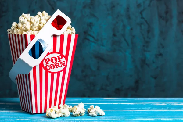 Popcorn Emmer Glazen Met Kopieerruimte Blauwe Achtergrond Rechtenvrije Stockafbeeldingen