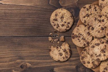 Kopya alanı ile ahşap arka plan üzerinde Chock çip çerez. Üst te. Düz yatıyordu