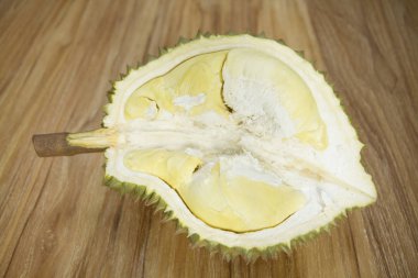 Ahşap arka plan üzerinde olgunlaşmış durian
