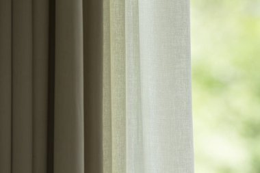 Yeşil ağaç arka plandan pencere manzaralı perde