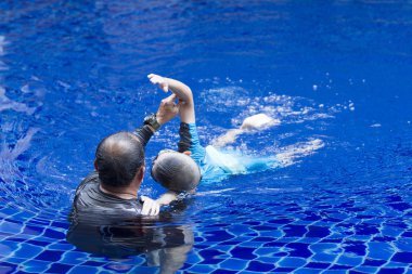 Asya oğlan almak yüzme Lessons itibaren Coach