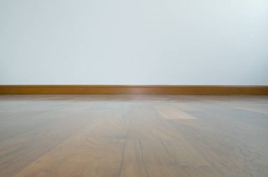 Beyaz duvarlı ahşap zemin