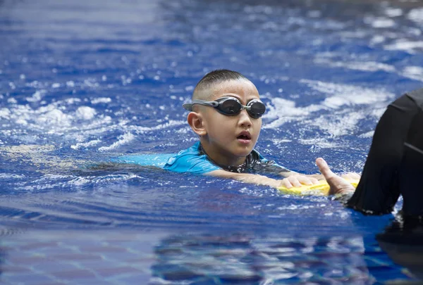 Asiatico Ragazzo Ottenere Nuoto Lezioni Allenatore — Foto Stock