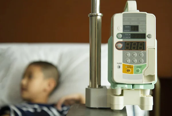 Asiatisch Junge Krankenhausbett Mit Maschine — Stockfoto
