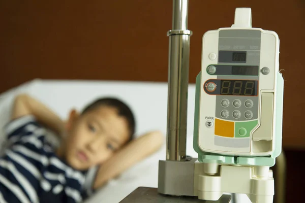 Asiatisch Junge Krankenhausbett Mit Maschine — Stockfoto