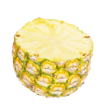 Dilimlenmiş ananas beyaz arkaplanda izole edilmiş.