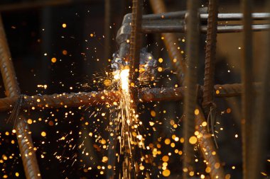 Asetilen meşalesiyle metal kesimi.