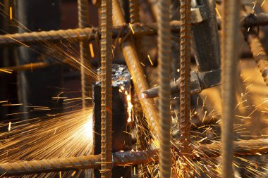 Kaynakçı işçi asetilen meşale ile çelik kesme gerçekleştirmek.