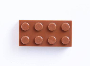 Beyaz arka plan üzerinde kahverengi plastik yapı taşı