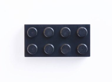 Beyaz arka plan üzerinde siyah plastik yapı taşı