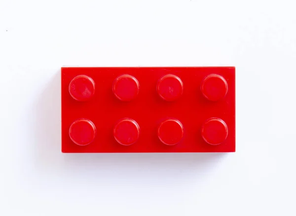 Czerwony Plastikowy Blok Budowlany Białym Tle — Zdjęcie stockowe