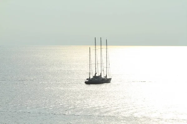Одинокая Лодка Спокойном Море — стоковое фото