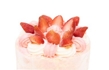 Beyaz arka planda izole edilmiş çilekli dondurmalı pasta.