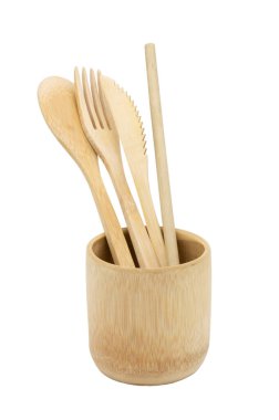 Bambu ahşap çatal, tek kullanımlık çatal, kaşık, bıçak, beyaz arka planda izole edilmiş doğal malzemeden yapılmış bambu bardakta saman..