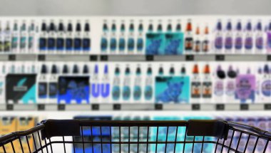 Tramvaylı alkol dükkanının soyut bulanık görüntüsü (Alışveriş arabasına odaklı seçici)