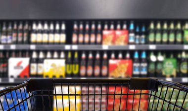 Tramvaylı alkol dükkanının soyut bulanık görüntüsü (Alışveriş arabasına odaklı seçici)