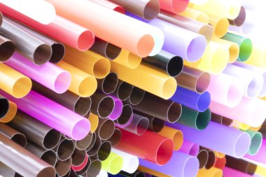 Beyaz arkaplanda izole edilmiş renkli içki pipetleri