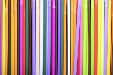 Beyaz arkaplanda izole edilmiş renkli içki pipetleri