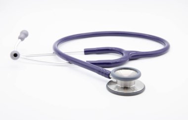 steteskop beyaz arkaplanda izole edildi