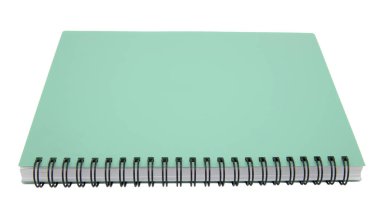 Beyaz arkaplanda yeşil spiral defter izole edildi