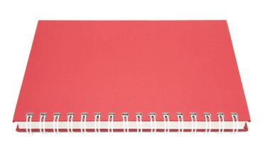 Beyaz arkaplanda kırmızı spiral defter izole edildi