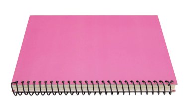 Pembe spiral defter beyaz arkaplanda izole edilmiş.