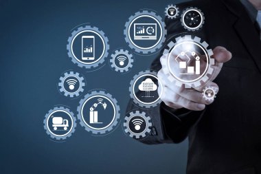Akıllı fabrika ve sanayi 4.0 ve yeni modern bilgisayar ile birlikte çalışma technology.businessman bulut ile üretim robotlar şeylerin (çok) Internet veri alış verişi bağlı.