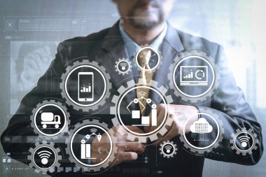 Şeylerin (çok) Internet veri alış verişi bulut bilgisayar teknolojisi ile akıllı fabrika ve sanayi 4.0 ve bağlı üretim robotlar. Ayarlama kravat, ön görünümü, başsız işadamı. 
