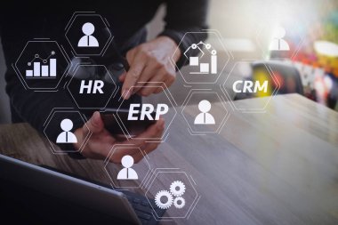 İş Zekası (BI), üretim, Crm modülleri ve İK diyagramı arasındaki bağlantıları ile Erp (Kurumsal Kaynak Planlaması) sistem mimarisi. Mobil ödeme online alışveriş kullanarak iş adamı ele.