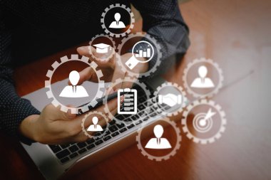 İşe Alım iş çalışma kavramı ile insan kaynakları yönetimi. İK Yöneticisi sanal ekran bilgisayar ile işe aday seçme.