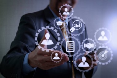 İşe Alım iş çalışma kavramı ile insan kaynakları yönetimi. İK Yöneticisi sanal ekran bilgisayar ile işe aday seçme.