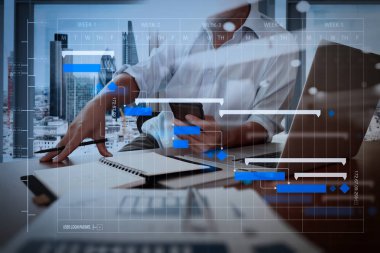 Kilometre taşları ilerleme planlama ve Gantt Grafiği diagram.designer planlama ile proje yöneticisi çalışma ve güncelleştirme görevlerini el çalışma ve akıllı telefon ve ahşap masa ofis dizüstü.