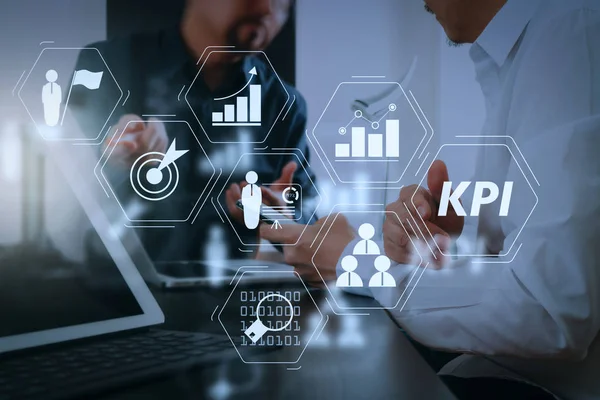 关键性能指标 Kpi Workinng 以商业智能 度量衡量业绩和计划目标 合作团队会议概念 商人使用智能手机和数字平板电脑 — 图库照片