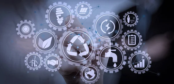 Simgeleri ile sürdürülebilir kalkınma çevre koruma ile yeni modern bilgisayar çalışma bağlı gears.business el içinde yenilenebilir enerji ve doğal kaynakların korunması.