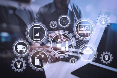 Şeylerin (çok) Internet veri alış verişi bulut bilgisayar teknolojisi ile akıllı fabrika ve sanayi 4.0 ve bağlı üretim robotlar. İş takım toplantısı. Fotoğraf profesyonel yatırımcı çalışma.