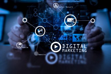 Dijital medya pazarlama (Web sitesi reklam, e-posta, sosyal ağ, Seo, video, mobil app) sanal ekran. Cep telefonuyla dijital katman etkisi ile iş stratejisi kavramı işadamı el.                 