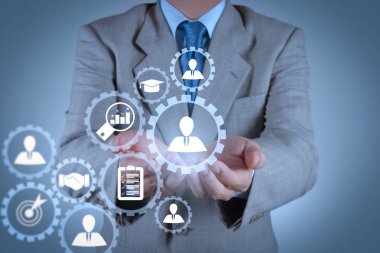 İşe Alım iş çalışma kavramı ile insan kaynakları yönetimi. İK Yöneticisi sanal ekran bilgisayar ile işe aday seçme.