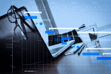 Proje Yöneticisi çalışma ve güncelleştirme görevleri kilometre taşları ilerleme planlama ve Gantt Grafiği zamanlama diyagramı. Ofis işyeri dizüstü bilgisayar ve ahşap masa üstünde smartphone.