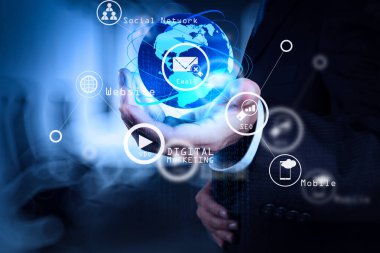 Dijital medya pazarlama (Web sitesi reklam, e-posta, sosyal ağ, Seo, video, mobil app) sosyal ağ yapısı ile yeni modern bilgisayar çalışan sanal screen.businessman göstermek.