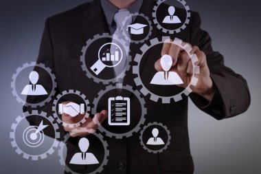 İşe Alım iş çalışma kavramı ile insan kaynakları yönetimi. İK Yöneticisi sanal ekran bilgisayar ile işe aday seçme.