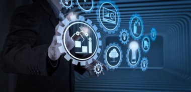 Akıllı technology.business adam bir şeyler gösteriyor olarak açık bir el ile bulut ile şeylerin (çok) Internet veri alış verişi fabrika ve sanayi 4.0 ve bağlı üretim robot kavramı