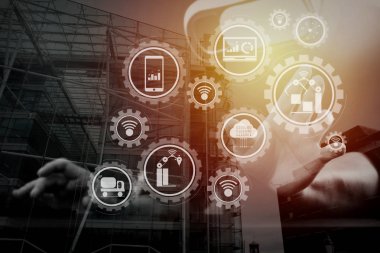 Akıllı fabrika ve sanayi 4.0 ve üretim robotlar şeylerin (çok) Internet veri alış verişi bulut bilgi işlem technology.businessman sanal gerçeklik giyen modern ofiste gözlük ile bağlı.