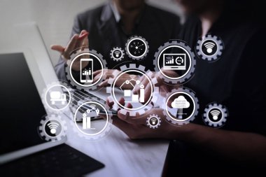 Şeylerin (çok) Internet veri alış verişi bulut bilgisayar teknolojisi ile akıllı fabrika ve sanayi 4.0 ve bağlı üretim robotlar. İş takım toplantısı. Fotoğraf profesyonel yatırımcı çalışma.