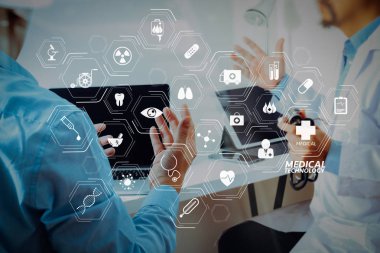 Tıbbi teknoloji diyagramı konsepti ile modern Vr. Tıp doktoru beyaz tek tip elbise ceket danışmanlık iş adamı hasta hastane profesyonellik kavram olarak sınav olan.