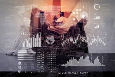 Yatırımcı borsa raporu ve finansal gösterge tablosu ile iş zekası (BI), modern ofis ahşap Danışma ile akıllı telefon üzerinde anahtar performans göstergeleri (KPI) .businessman ile analiz.