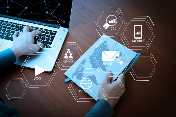 Dijital medya pazarlama (Web sitesi reklam, e-posta, sosyal ağ, Seo, video, mobil app) yeni modern bilgisayar ve iş stratejisi ve sosyal medya diyagramı kavram olarak çalışan sanal screen.businessman elinde