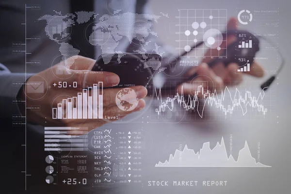 Inversor Analizando Informe Bursátil Tablero Financiero Con Inteligencia Empresarial Con —  Fotos de Stock