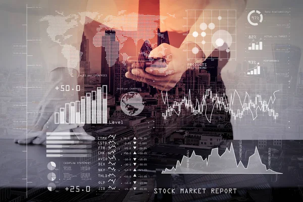 Инвестор Анализирует Отчет Фондового Рынка Финансовую Приборную Панель Бизнес Аналитикой — стоковое фото
