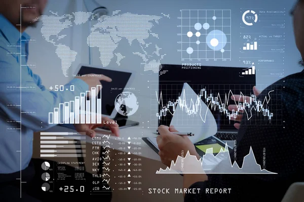 投資家のビジネス インテリジェンス 主要業績評価指標 Kpi ワーキング チーム会議コンセプトで 実業家のスマート フォンを使用して株式市場のレポートおよび財務ダッシュ ボードを分析 — ストック写真